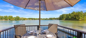 Lakefront Couples Retreat | Hot Tub & Fireplace