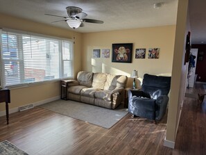 Smart TV, DVD player, books, video library - Pet-friendly home in Palestine with Fenced Yard!
Weekly and monthly discounts! (Palestine)