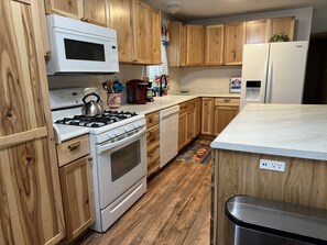 Kjøleskap, mikrobølgeovn, ovn og kokeplater