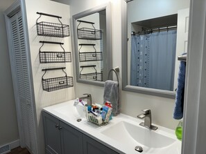 Hair dryer, towels, soap, shampoo - Pet-friendly home in Palestine with Fenced Yard!
Weekly and monthly discounts! (Palestine)