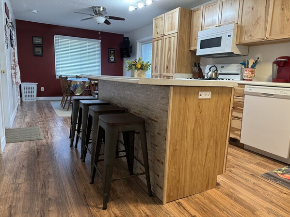 Kjøleskap, mikrobølgeovn, ovn og kokeplater