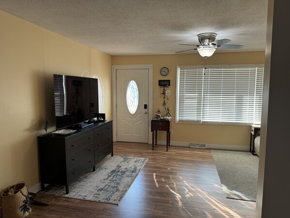 Interior - Pet-friendly home in Palestine with Fenced Yard!
Weekly and monthly discounts! (Palestine)