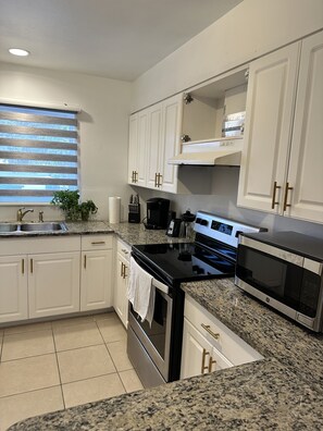 Kylskåp, mikrovågsugn, ugn och spishäll