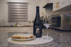 Kylskåp, mikrovågsugn, ugn och spishäll