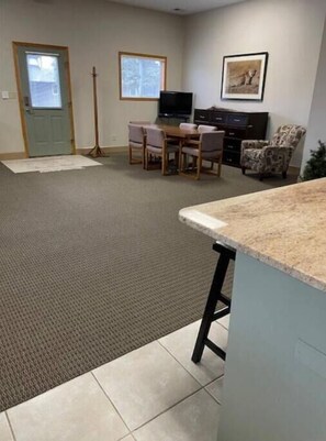 Interior - The WiCK in Adel Spacious 1200 sf is all yours (Adel)