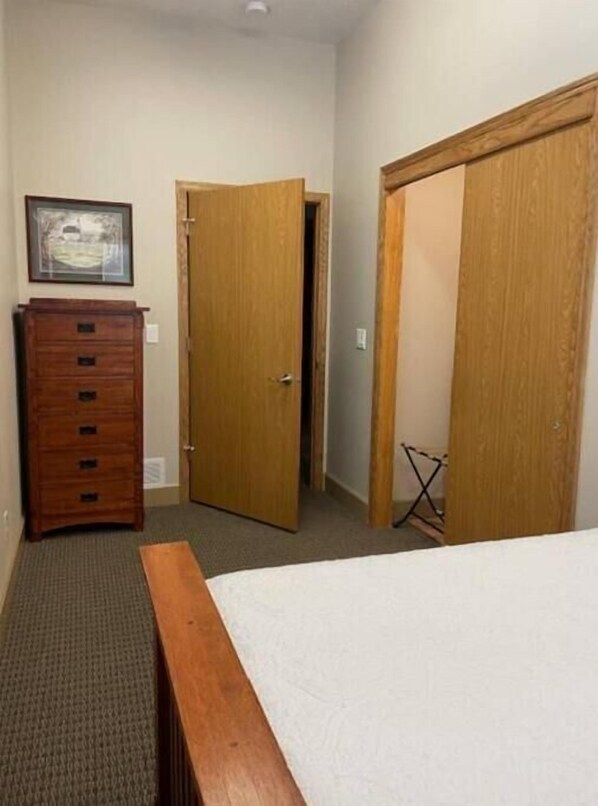 1 bedroom, desk, iron/ironing board, travel crib - The WiCK in Adel Spacious 1200 sf is all yours (Adel)