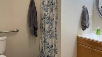 Dusj, hårføner, håndklær og såpe