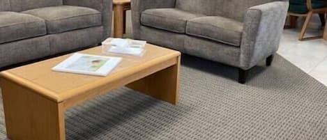 Télévision, lecteur de DVD, livres