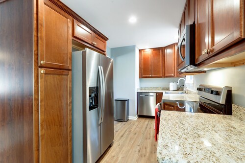 Private North Raleigh retreat with space for 10 and a fenced backyard!