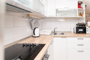 Fridge, microwave, oven, stovetop - Apartment Cameleon, in the heart of the Old Town (Dubrovnik)