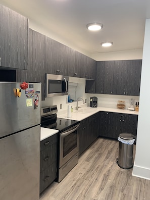 Frigorífico, microondas, horno y placa de cocina