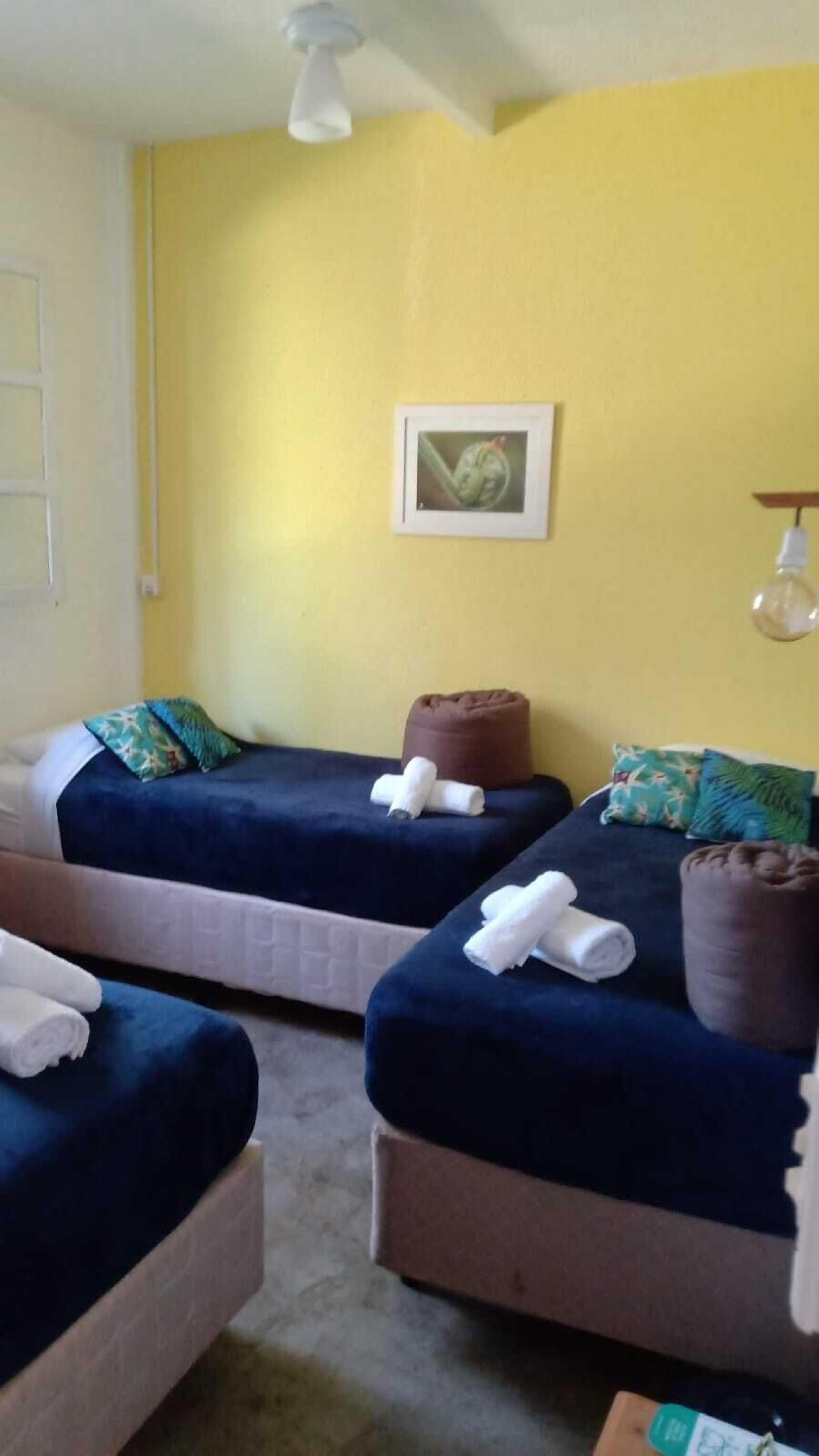 Quarto casal básico | Individualmente decorados, espaço de trabalho para notebook