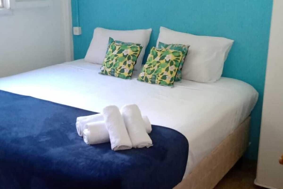Habitación básica doble | Decoración personalizada y espacio para trabajar con laptop