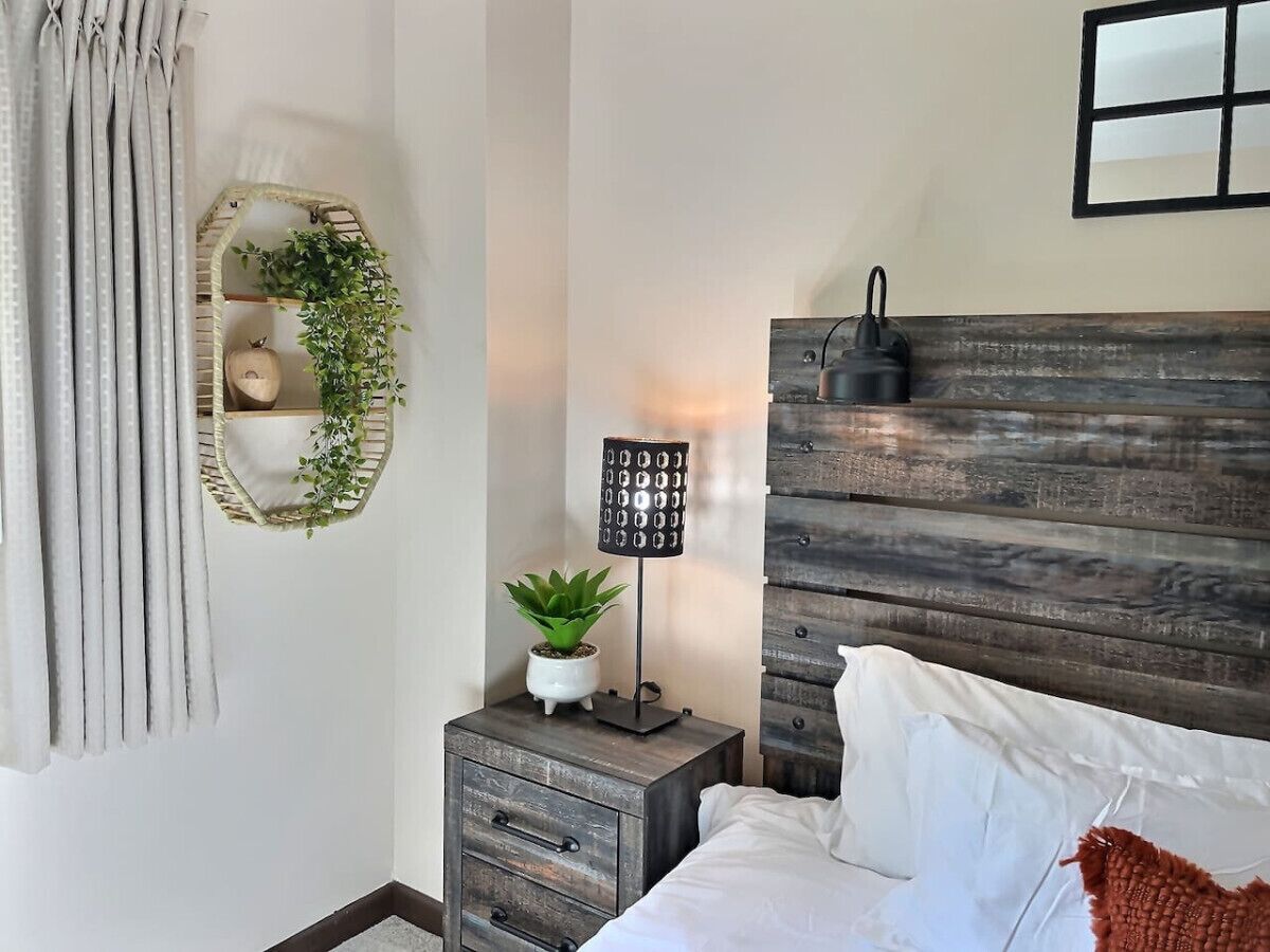 2 bedrooms, desk, iron/ironing board, travel crib