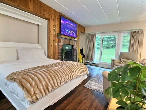 2 bedrooms, desk, iron/ironing board, travel cot - TheGrizz! Shuttle on/off! (Killington)