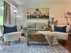 Smart TV, fireplace, video games, books - The Grizz- AC, Pool, Sauna, Gym, Near Resort (Killington)
