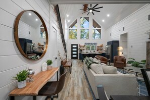 Smart-TV, Kamin, Videospiele, Tischfußball