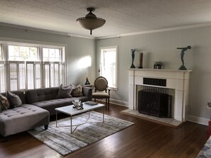 Living area - Cute cottage in Historic District, near Bath House Row, Hiking Trails , Casino (Hot Springs)