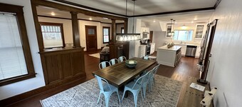 Roomy 5BR 1/4 mile from Main St