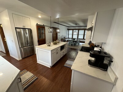 Roomy 5BR 1/4 mile from Main St