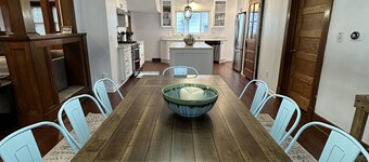 Roomy 5BR 1/4 mile from Main St