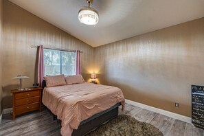 2 habitaciones, tabla de planchar con plancha, internet y ropa de cama