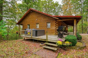 A log cabin with a deck, outdoor seating, and a covered area. - Casa Carezza, Pet Friendly (Logan)