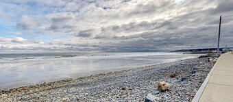 Sunlit & charming coastal retreat with deck - near golf - across from the beach