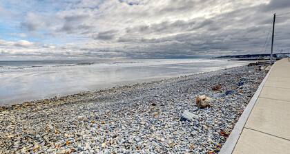 Sunlit & charming coastal retreat with deck - near golf - across from the beach