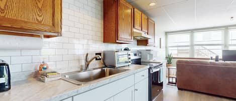 Réfrigérateur, four à micro-ondes, un four, surface de cuisson