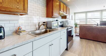 Sunlit & charming coastal retreat with deck - near golf - across from the beach