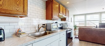 Sunlit & charming coastal retreat with deck - near golf - across from the beach