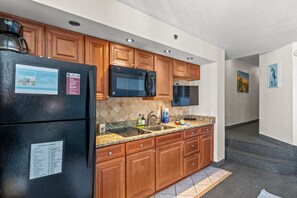 Fridge, microwave, stovetop, coffee/tea maker - 15th-Floor Direct Oceanfront Condo (North Myrtle Beach)