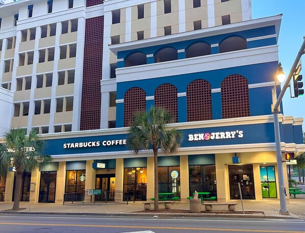 Ein Gebäude mit einem Starbucks Coffee und Jerry's Pizza im Erdgeschoss.
