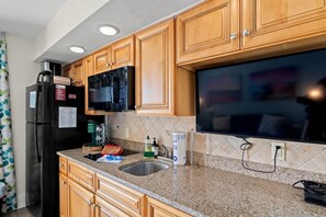Geladeira, micro-ondas, cooktop, cafeteira/chaleira
