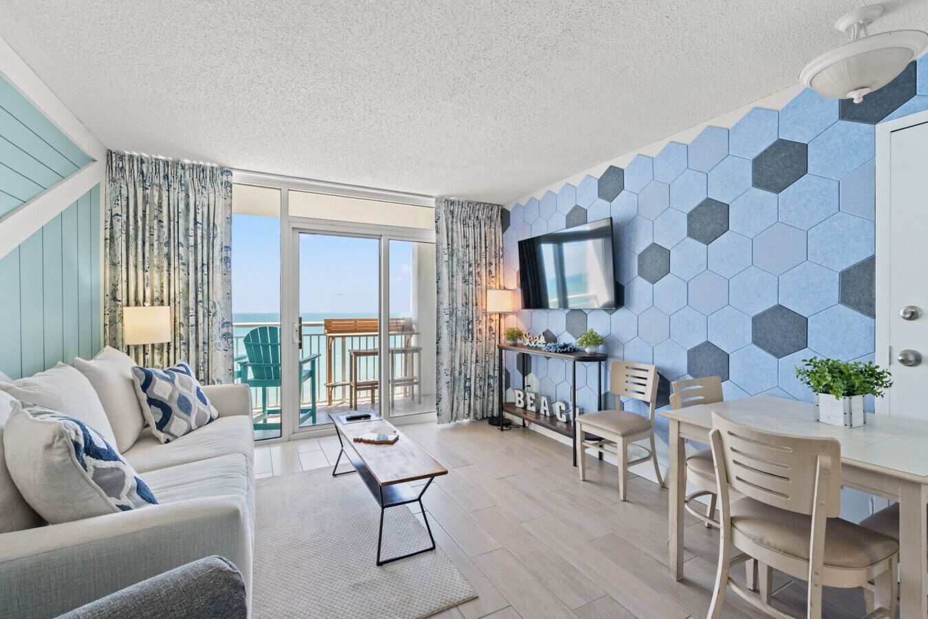 Una Smart TV, una chimenea, libros, una oficina