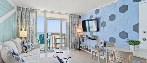 TV connectée, cheminée, livres, espaces bureaux