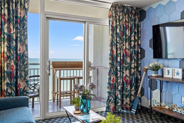 スマートテレビ、暖炉、書庫、書斎 / ワークスペース