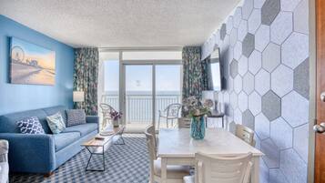 TV connectée, cheminée, livres, espaces bureaux