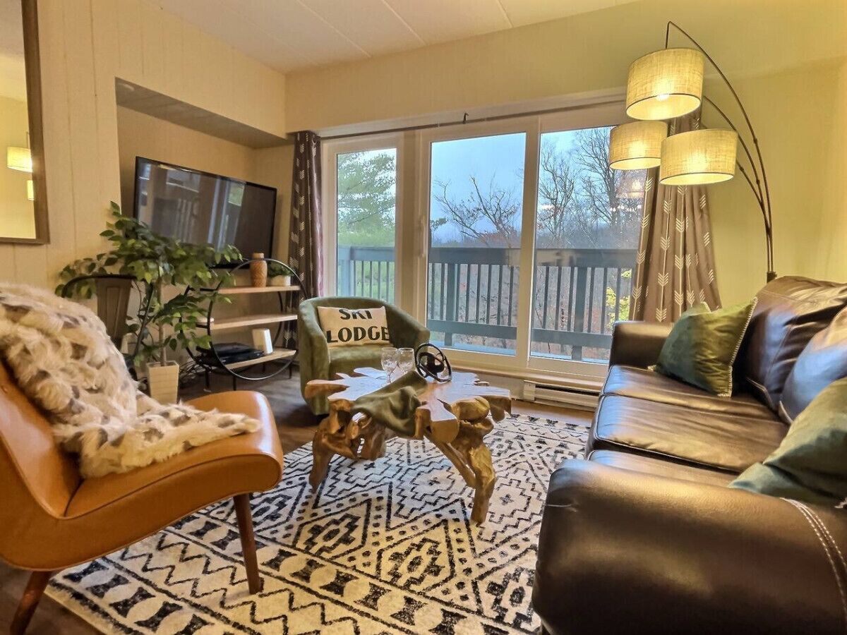 Smart TV, chimenea y oficina 