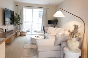 Smart TV, computer monitors - The Secret Garden Gem by-the-sea
(Marina del Rey)