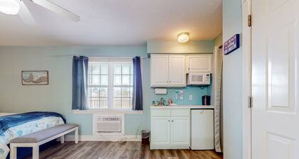 3rd-floor studio condo with streaming, AC & kitchenette - beaches & golf nearby