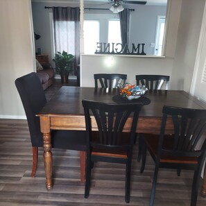 Dining - Cheerful 3 bedroom house. Great location near Broadmoor and the Cheyenne Mt. Zoo (Colorado Springs)