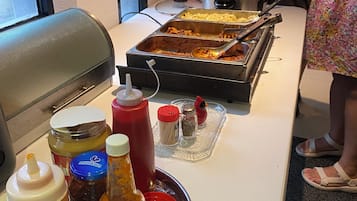 Desayuno con opciones de la cocina local incluido todos los días