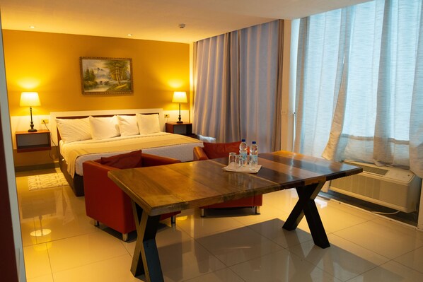 Comfort Room, 1 King Bed, City View