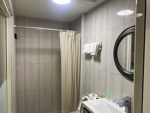 Economy-Einzelzimmer, Nichtraucher, eigenes Bad | Badezimmer | Haartrockner, Handtücher, Seife, Shampoo