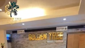 Una mesa de recepción con un cartel que dice "Golden Tree Hotel".