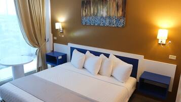 Deluxe Room, 1 Bedroom | Desk, laptop workspace, blackout drapes, soundproofing