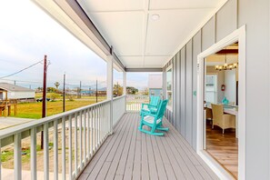 Outdoor dining - Dog-friendly 2nd-floor home with deck, streaming, grill, patio, washer/dryer, AC (Corpus Christi)