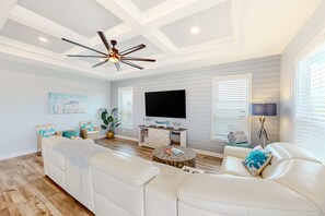 TV - Dog-friendly 2nd-floor home with deck, streaming, grill, patio, washer/dryer, AC (Corpus Christi)